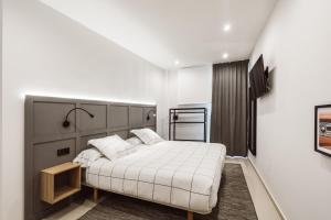 A bed or beds in a room at Exclusive Rooms in the Heart of the City