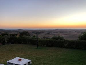 una mesa en una colina con la puesta de sol en el fondo en Casas El Molino, en Vejer de la Frontera