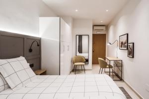 A bed or beds in a room at Exclusive Rooms in the Heart of the City