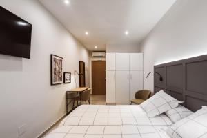 A bed or beds in a room at Exclusive Rooms in the Heart of the City