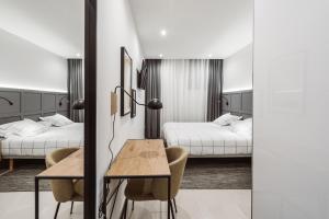 A bed or beds in a room at Exclusive Rooms in the Heart of the City