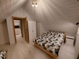 Un pat sau paturi într-o cameră la Domek u Beti 2