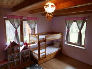 ein Schlafzimmer mit Etagenbetten und einem Kronleuchter in der Unterkunft 22 Kąty in Radziemice