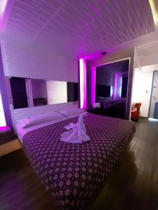 a room with a white bed and white walls at Hotel Muy - Adults-Only in Mexico City