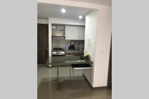 a kitchen with a desk in the middle of a room at HERMOSO APARTA ESTUDIO en Melgar in Melgar