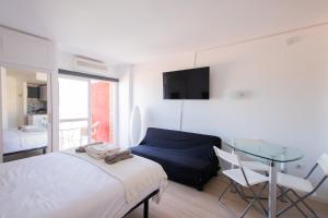 1 dormitorio con cama y mesa de cristal en Dream Studio in Benalmadena Costa del Sol, en Benalmádena