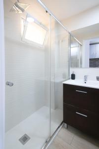 a bathroom with a shower and a sink at Dream Studio in Benalmadena Costa del Sol in Benalmádena