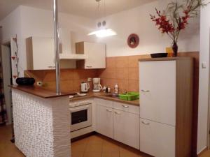 Kuchyňa alebo kuchynka v ubytovaní Apartament TOSIA mieści się w pobliżu Plaży Zachodniej 450 m. Do dyspozycji jest też mały ogródek z miejscem na wypicie porannej kawy. Na osiedlu sąsiadującym ze sklepem Netto oraz Żabką, znajduje się plac zabaw dla dzieci oraz boisko do gry w piłkę.
