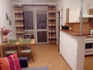 Kuchyňa alebo kuchynka v ubytovaní Apartament TOSIA mieści się w pobliżu Plaży Zachodniej 450 m. Do dyspozycji jest też mały ogródek z miejscem na wypicie porannej kawy. Na osiedlu sąsiadującym ze sklepem Netto oraz Żabką, znajduje się plac zabaw dla dzieci oraz boisko do gry w piłkę.