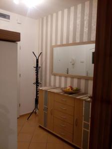 Fotografia z galérie ubytovania Apartament TOSIA mieści się w pobliżu Plaży Zachodniej 450 m. Do dyspozycji jest też mały ogródek z miejscem na wypicie porannej kawy. Na osiedlu sąsiadującym ze sklepem Netto oraz Żabką, znajduje się plac zabaw dla dzieci oraz boisko do gry w piłkę. v destinácii Kołobrzeg