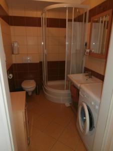 Kúpeľňa v ubytovaní Apartament TOSIA mieści się w pobliżu Plaży Zachodniej 450 m. Do dyspozycji jest też mały ogródek z miejscem na wypicie porannej kawy. Na osiedlu sąsiadującym ze sklepem Netto oraz Żabką, znajduje się plac zabaw dla dzieci oraz boisko do gry w piłkę. + 2 fotografie