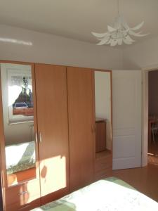 Posteľ alebo postele v izbe v ubytovaní Apartament TOSIA mieści się w pobliżu Plaży Zachodniej 450 m. Do dyspozycji jest też mały ogródek z miejscem na wypicie porannej kawy. Na osiedlu sąsiadującym ze sklepem Netto oraz Żabką, znajduje się plac zabaw dla dzieci oraz boisko do gry w piłkę.