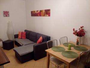 Posedenie v ubytovaní Apartament TOSIA mieści się w pobliżu Plaży Zachodniej 450 m. Do dyspozycji jest też mały ogródek z miejscem na wypicie porannej kawy. Na osiedlu sąsiadującym ze sklepem Netto oraz Żabką, znajduje się plac zabaw dla dzieci oraz boisko do gry w piłkę.