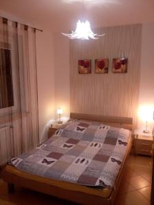 Posteľ alebo postele v izbe v ubytovaní Apartament TOSIA mieści się w pobliżu Plaży Zachodniej 450 m. Do dyspozycji jest też mały ogródek z miejscem na wypicie porannej kawy. Na osiedlu sąsiadującym ze sklepem Netto oraz Żabką, znajduje się plac zabaw dla dzieci oraz boisko do gry w piłkę.