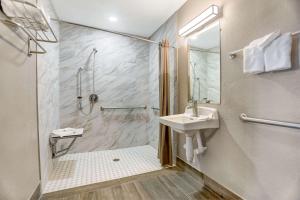 Ванная комната в Motel 6-San Bernardino, CA - South