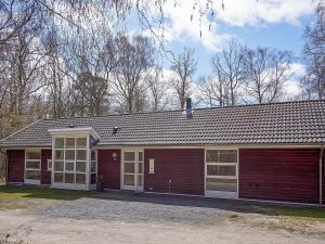 un edificio rojo con garaje en 10 person holiday home in Hasle, en Hasle