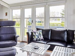 sala de estar con sofá y silla en 6 person holiday home in Slagelse, en Slagelse