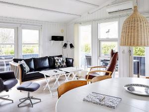 sala de estar con sofá y mesa en 6 person holiday home in Slagelse, en Slagelse