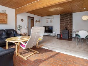 sala de estar con sofá y mesa en 6 person holiday home in Thisted, en Klitmøller