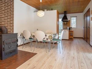 een keuken en eetkamer met een tafel en stoelen bij 6 person holiday home in Thisted in Klitmøller