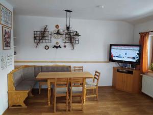 Televízia a/alebo spoločenská miestnosť v ubytovaní Apartment Harrachov/Riesengebirge 2400
