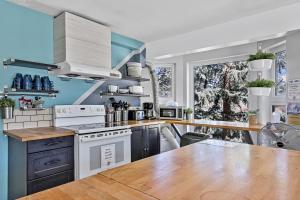 Kjøkken eller kjøkkenkrok på Samesun Banff Hostel