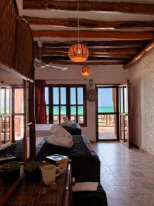 1 dormitorio con 2 camas en una habitación con ventanas en Golden Paradise Beach en Holbox Island