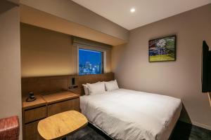 Hotel Forza Osaka Namba客房内的一张或多张床位