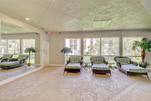 - un salon avec des canapés, des chaises et des fenêtres dans l'établissement Villamare, à Île de Hilton-Head 20 autres photos