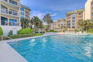 une piscine devant certains immeubles d'habitation dans l'établissement Villamare, à Île de Hilton-Head