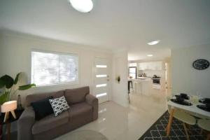 A seating area at Craig's Place, 2br Short Term Accommodation - Western Sydney Area