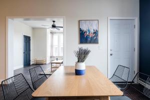 Providence Modern, Comfy 3BR Apartment في بروفيدينس: غرفة طعام مع طاولة وكراسي خشبية