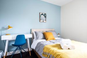 Providence Modern, Comfy 3BR Apartment في بروفيدينس: غرفة نوم بسرير مع مكتب وكرسي