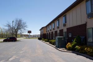 una strada vuota di fronte a un edificio di AmeriVu Inn and Suites Shawano WI a Shawano