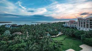 Luftblick auf ein Resort mit Palmen in der Unterkunft Grand Hotel Haikou - Managed by Accor in Haikou