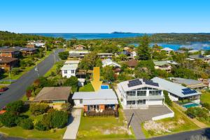 Gallery image of Casa Sorella - beachfront family home with pool in North Haven