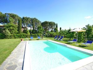 コルトーナにあるBelvilla by OYO Balmy Villa in Cortona with Poolの庭園内のスイミングプール(椅子、パラソル付)