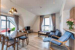 TV a/nebo společenská místnost v ubytování Canary Dalat Hotel