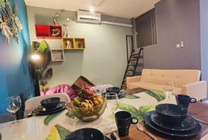 een eettafel met een fruitschaal erop bij Urban Loft@Midhill Genting (Free Wi-Fi) in Genting Highlands