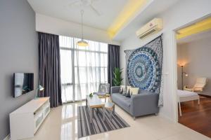 un soggiorno con divano e TV di D'Bohemia Suite by Nest Home 【Paradigm Mall】 a Petaling Jaya