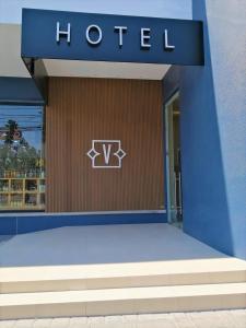 ein Hotelschild an der Seite eines Gebäudes in der Unterkunft Vive Place in Aguascalientes + 17 Fotos