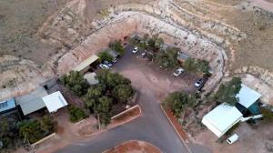 una vista aérea de un aparcamiento con coches aparcados en Desert View Apartments, en Coober Pedy