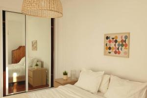 Ένα ή περισσότερα κρεβάτια σε δωμάτιο στο SUPERBRIGHT APARTMENT close to BEACHES & METRO