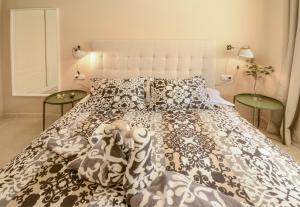 Giường trong phòng chung tại Golden +7 ảnh