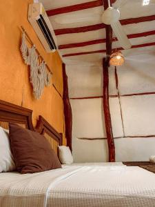 Tempat tidur dalam kamar di Golden Paradise Hostel