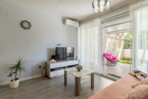 Televízia a/alebo spoločenská miestnosť v ubytovaní Apartment TIKI with big terrace