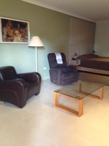 a living room filled with furniture and a couch at Francis Phillip Motor Inn and The Lodge in Singleton