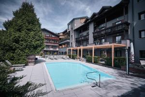 basen przed budynkiem w obiekcie Hotel Gerl w mieście Salzburg +37 zdjęć
