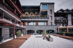 um pátio de um edifício de apartamentos com uma varanda em Hotel Gerl em Salzburgo