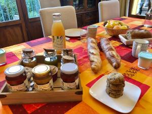 a table with a tray of food and bread and drinks at A l'ombre du Fort in Fuilla +31 photos